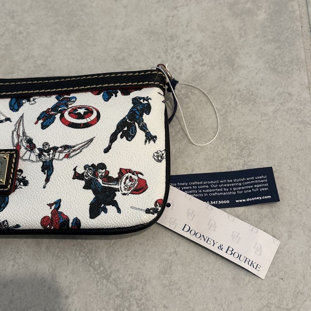 Dooney & Bourke Marvel Avengers Wristlet Clutch Bag NWT RARE - Picture 4 of 7